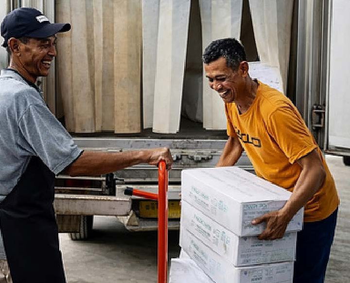 Kardus produk beku dimuat ke truk berpendingin Thermo King