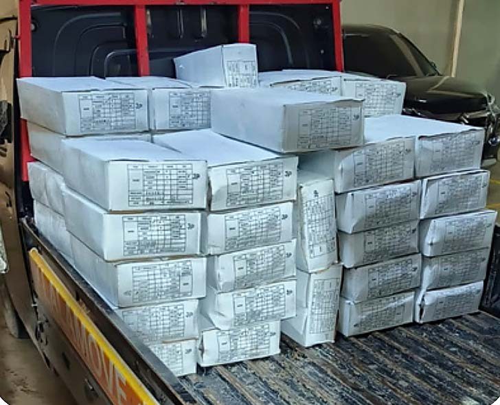 Pelanggan mengambil sendiri pesanan di gudang